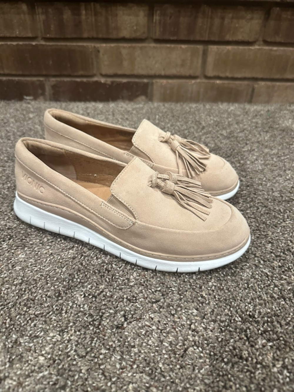 Vionic Fresh Quinn Tan Suede Tassel Loafers - Size 7 - Like New Minimalist